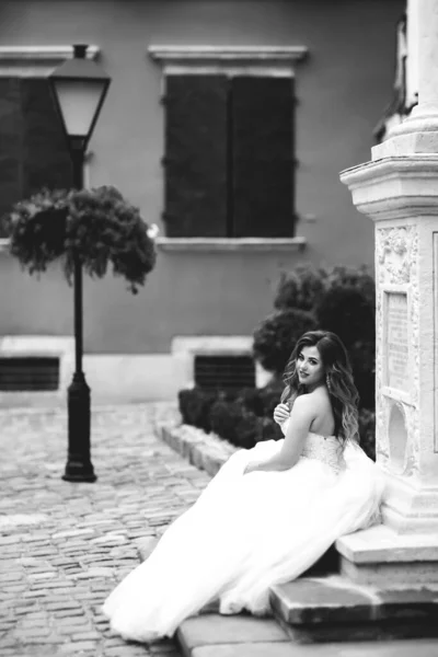 Schöne Modebraut Brautkleid Posiert — Stockfoto