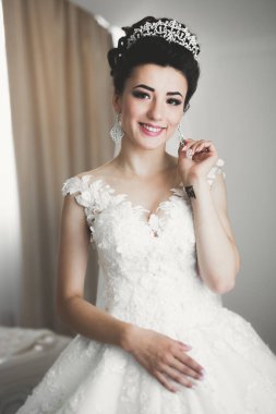 Tüylü, lüks makyaj, saç stili, stüdyo içi fotoğraf çekimi olan güzel bir gelin..