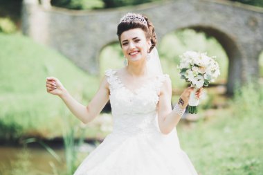 Gelinlik giymiş güzel moda gelin pozu.