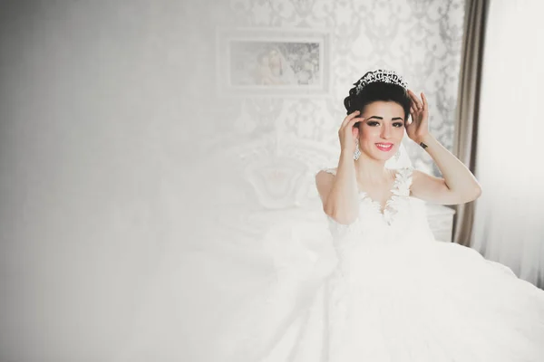 Gyönyörű Menyasszony Köntösben Pózol Készül Esküvői Szertartás Arc Egy Szobában — Stock Fotó