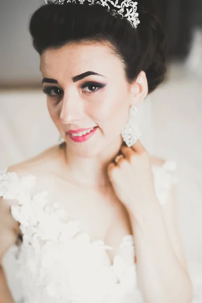 Luxus Menyasszony Fehér Ruhában Pózol Miközben Készül Esküvői Szertartás — Stock Fotó