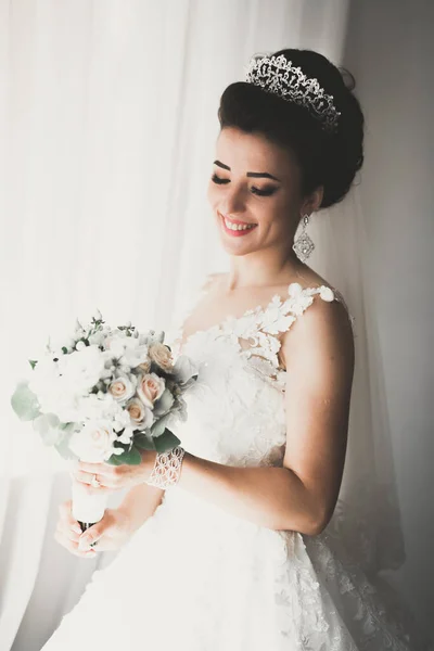Gyönyörű Menyasszony Köntösben Pózol Készül Esküvői Szertartás Arc Egy Szobában — Stock Fotó