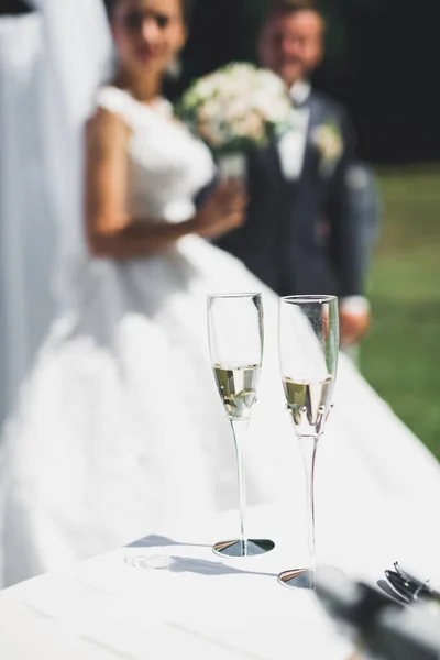 Splendida Coppia Nozze Gode Champagne Nella Cerimonia — Foto Stock