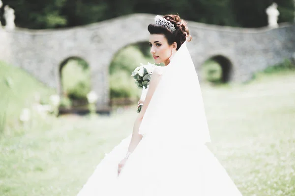 Retrato Noiva Deslumbrante Com Cabelos Longos Posando Com Grande Buquê — Fotografia de Stock