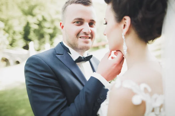 Tökéletes Pár Menyasszony Vőlegény Pózol Csók Esküvő Napján — Stock Fotó