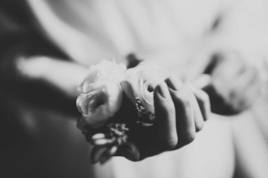 Cüppeli muhteşem gelin bir odada düğün töreni için poz veriyor ve hazırlanıyor..