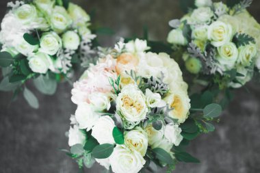 Farklı çiçeklerden oluşan lüks bir düğün buketi..