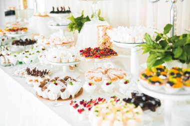 Çeşitli lezzetli tatlılar, yemek fikirleri ve kutlamalarla dolu bir büfe..