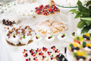 Lezzetli düğün resepsiyonu, tatlı masası..
