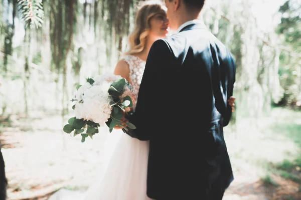 Stylish Couple Happy Stylish Newlyweds Walking Park Wedding Day Bouquet — Stock Photo, Image