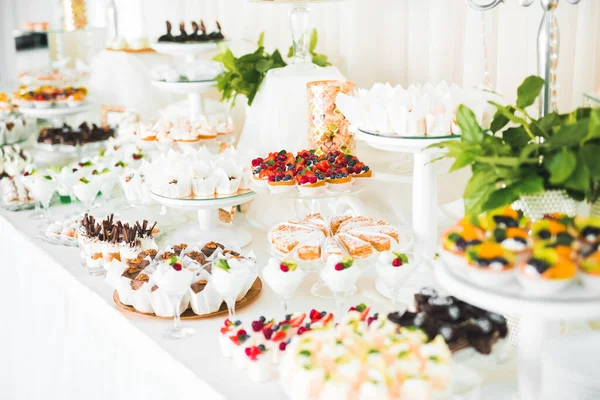 Çeşitli Lezzetli Tatlılar Yemek Fikirleri Kutlamalarla Dolu Bir Büfe — Stok fotoğraf