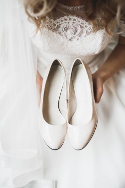 Gelin için beyaz şık düğün ayakkabıları. Yakın plan..