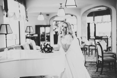 Güzel bir moda gelininin portresi, tatlı ve şehvetli. Düğün makyajı ve saç..