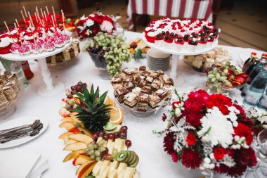 Düğün şekeri büfesinde lezzetli tatlılar, tatlılar, kekler..