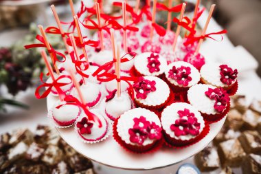 Çeşitli lezzetli tatlılar, yemek fikirleri ve kutlamalarla dolu bir büfe..