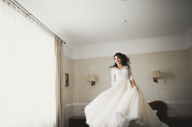 Zarif beyaz elbiseler içinde güzel bir gelin.