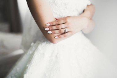 Tüylü, lüks makyaj, saç stili, stüdyo içi fotoğraf çekimi olan güzel bir gelin..