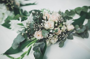 Güzel, lüks çiçeklerle süslenmiş düğün arabası..