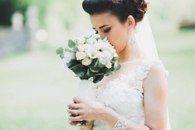 Zarif beyaz elbiseler içinde güzel bir gelin.