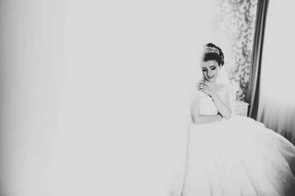 Красива Наречена Модній Весільній Сукні Пір Розкішним Захоплюючим Макіяжем Зачіскою — стокове фото
