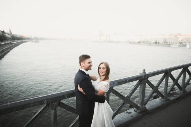 Genç, güzel, yeni evliler bir köprüde..