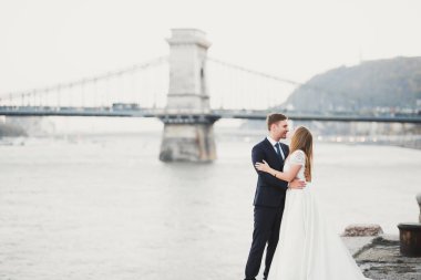 Düğün çifti, damat ve gelin kucaklaşıyor, nehir kenarında..