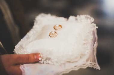 Nikah yüzükleri kilisede törendeydi. Makro