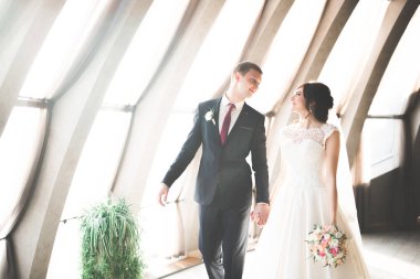 Mükemmel bir çift gelin ve damat düğün günlerinde poz verip öpüşürler..