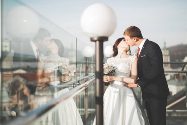 Mükemmel bir çift gelin ve damat düğün günlerinde poz verip öpüşürler..