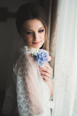 Tüylü, lüks makyaj, saç stili, stüdyo içi fotoğraf çekimi olan güzel bir gelin..