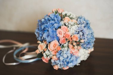 Farklı çiçeklerden oluşan lüks bir düğün buketi..