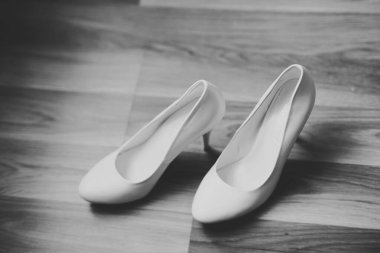 Gelin için beyaz şık düğün ayakkabıları. Yakın plan..