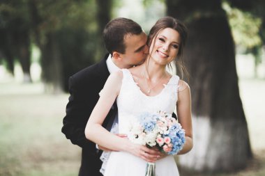 Botanik parkında yürüyen mutlu bir çift..