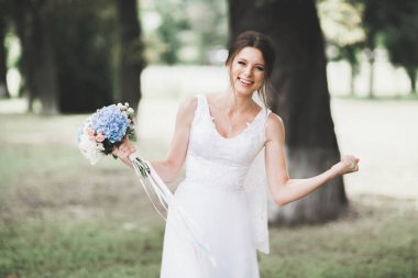 Zarif beyaz elbiseler içinde güzel bir gelin.