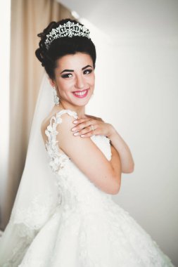 Zarif beyaz elbiseler içinde güzel bir gelin.