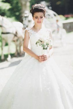 Zarif beyaz elbiseler içinde güzel bir gelin.