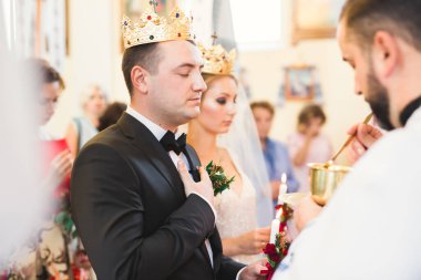 Düğün çifti kilisede evleniyor..