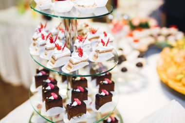 Çeşitli lezzetli tatlılar, yemek fikirleri ve kutlamalarla dolu bir büfe..