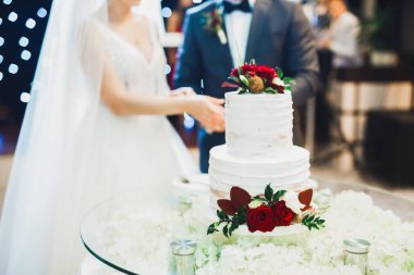 Gelin ve damat düğün pastasını kesiyor..