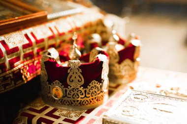 Kilisedeki masanın üzerinde altın taçlar var..