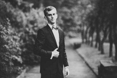 Arka planda izole edilmiş bir şekilde gülümseyen genç adamın portresi..