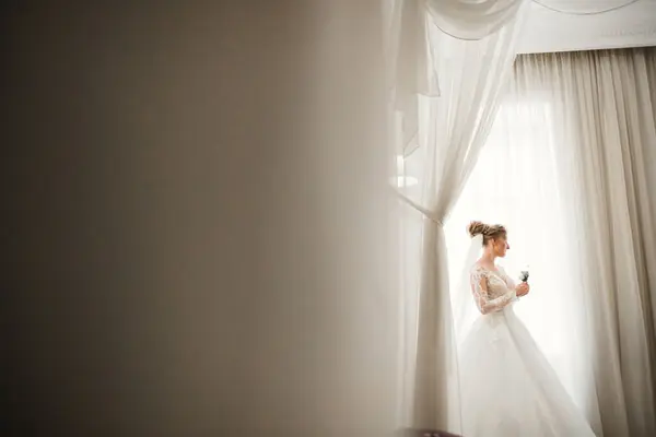 Sposa Lusso Abito Bianco Posa Durante Preparazione Cerimonia Nozze Immagine Stock