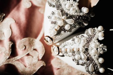 Alyansları ve düğün ayakkabılarıyla çok güzel bir resim..