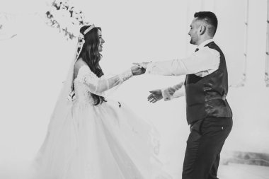 Güzel bir düğün çifti yeni evlendi ve ilk danslarını ediyorlar..