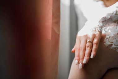 Zarif beyaz elbiseler içinde güzel bir gelin.