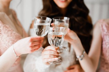 Arkadaşlarıyla fotoğraf gelini kadehten şampanya içiyor..