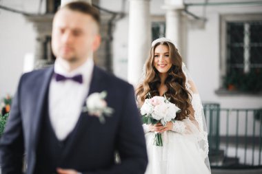 Genç ve güzel bir çiftin yakın çekimi..