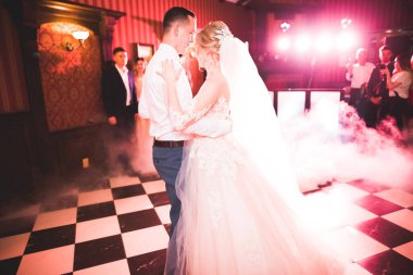 Güzel bir düğün çifti yeni evlendi ve ilk danslarını ediyorlar..