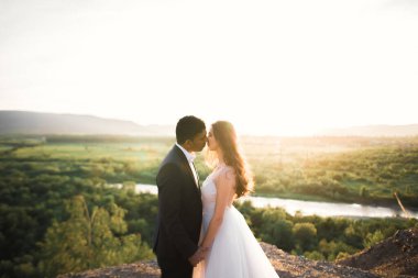 Güzel gelin ve damat evlendikleri gün kucaklaşıp öpüşüyorlar..