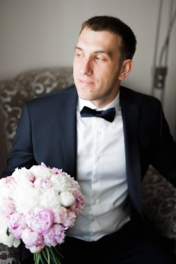 Damat sabah hazırlığı. Yakışıklı adam giyiniyor ve düğüne hazırlanıyor..